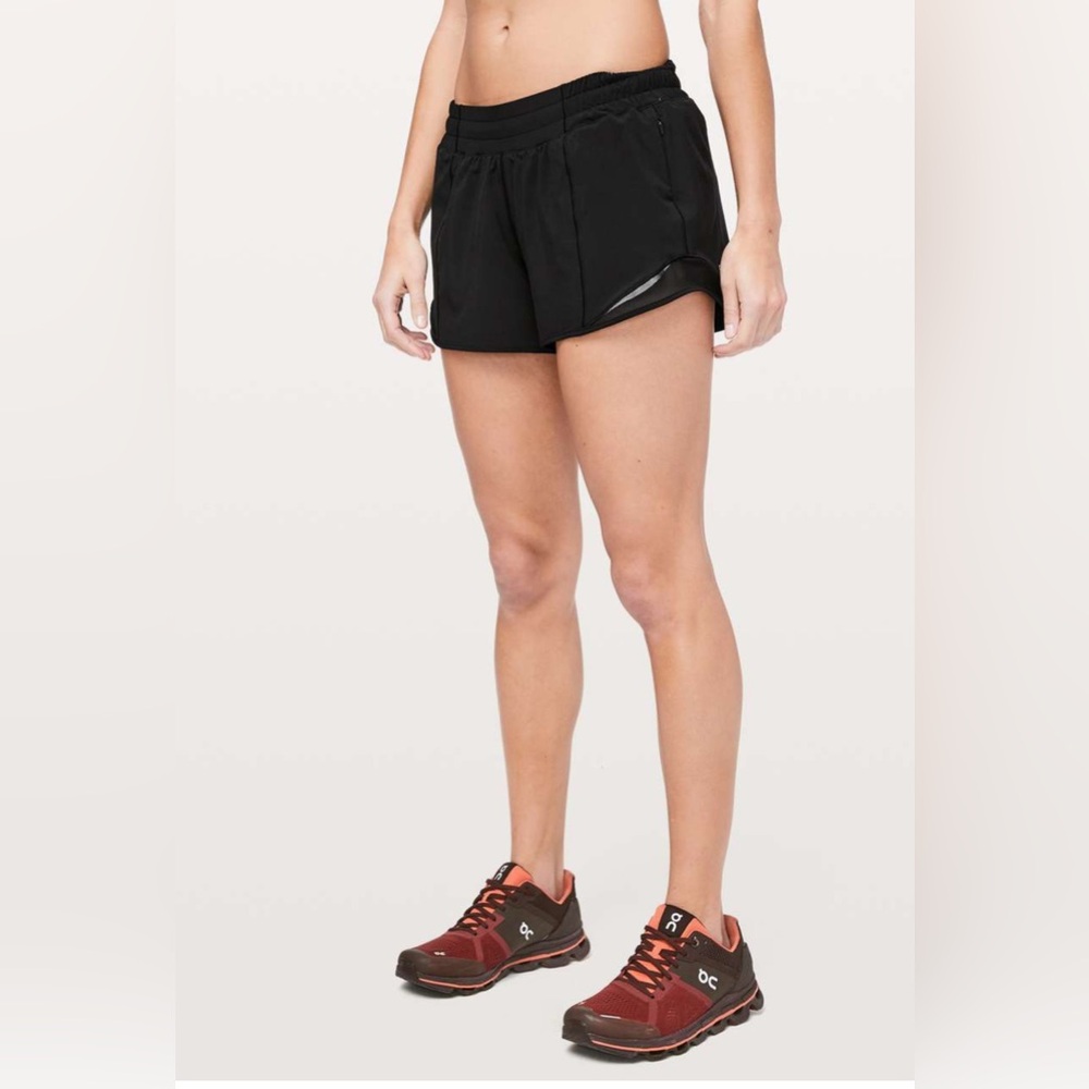Lululemon Hotty Hot Short *Long 4"
Size 6
Black